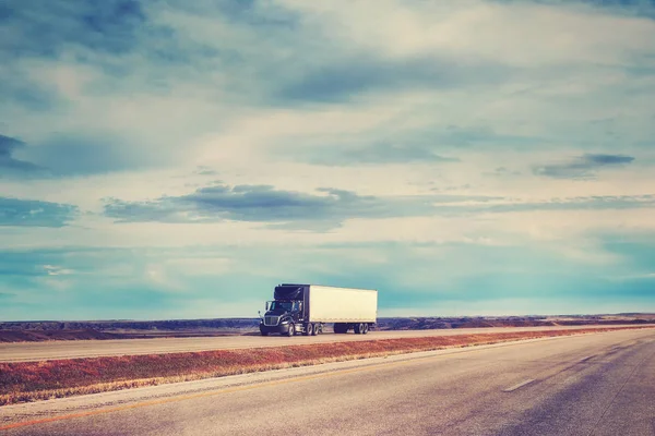 Americká hlavní silnice krajina s částečně trailer truck. — Stock fotografie