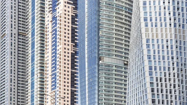 Vue rapprochée des façades des bâtiments modernes . — Photo