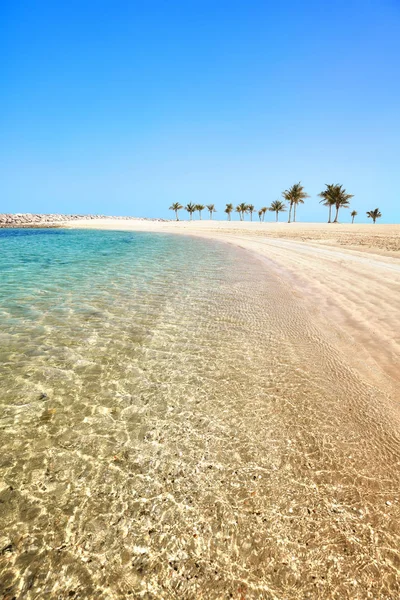 Praia bonita com água cristalina, conceito de férias de verão — Fotografia de Stock