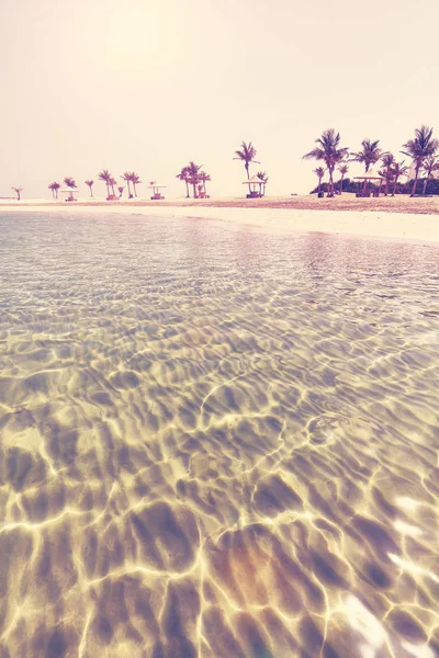Retro foto estilizada de una hermosa playa con agua cristalina — Foto de Stock