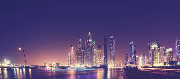 Fisheye-lens panoramisch beeld van de skyline van Dubai waterfront. — Stockfoto