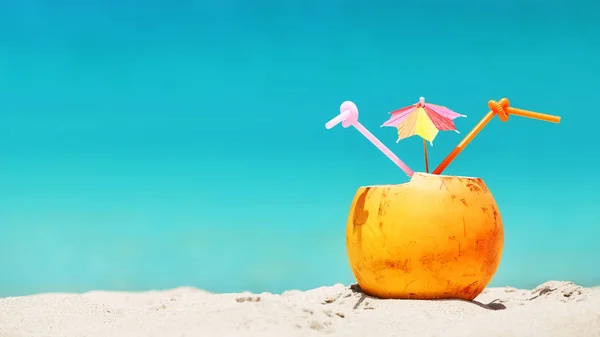Kokos z słomki i kolorowy parasol cocktail. — Zdjęcie stockowe