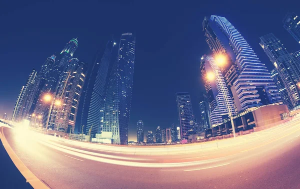 Fisheye-lens foto van Dubai centrum 's nachts. — Stockfoto