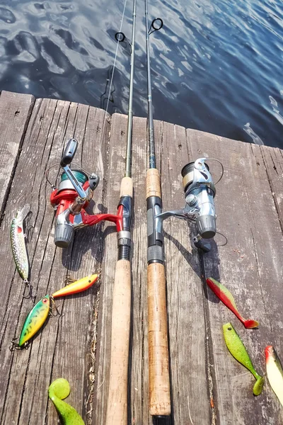 Fiskeutrustning med konstgjorda spinning beten. — Stockfoto