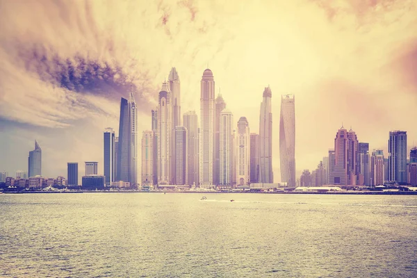 Dubai waterfront skyline, kleur toning toegepaste, Uae. — Stockfoto