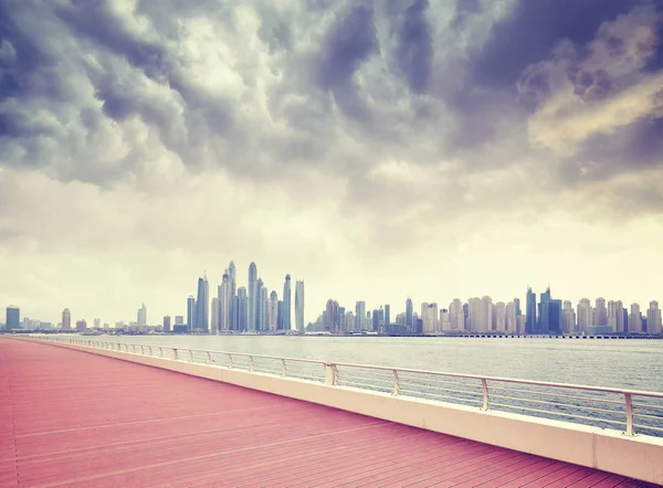 Dubai waterfront skyline gezien vanuit een promenade, Uae. — Stockfoto