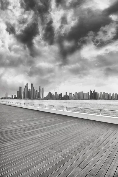 Siyah ve beyaz fotoğraf Dubai waterfront Skyline, Birleşik Arap Emirlikleri. — Stok fotoğraf