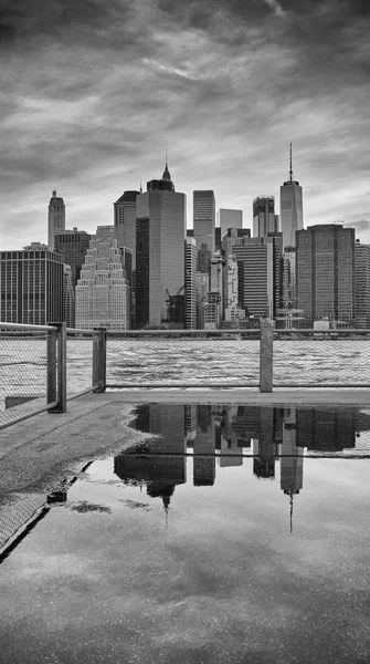 Manhattan skyline odbita w kałuży, New York City. — Zdjęcie stockowe