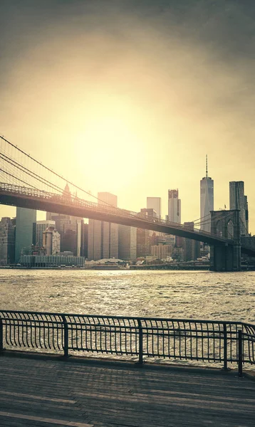 Pôr-do-sol tonificado retro sobre Manhattan e Brooklyn Bridge, NYC . — Fotografia de Stock