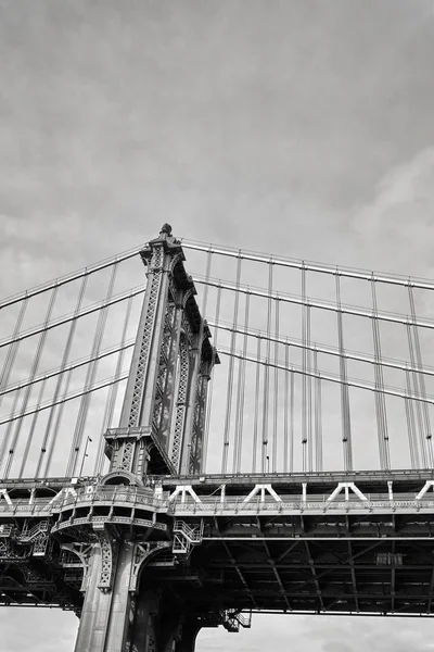 Svart och vit närbild bild av Manhattan Bridge, Nyc. — Stockfoto