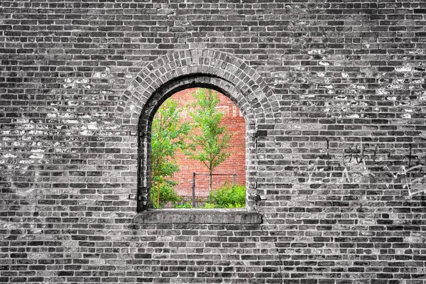 Ventana en pared de ladrillo blanco y negro con árboles verdes . —  Fotos de Stock