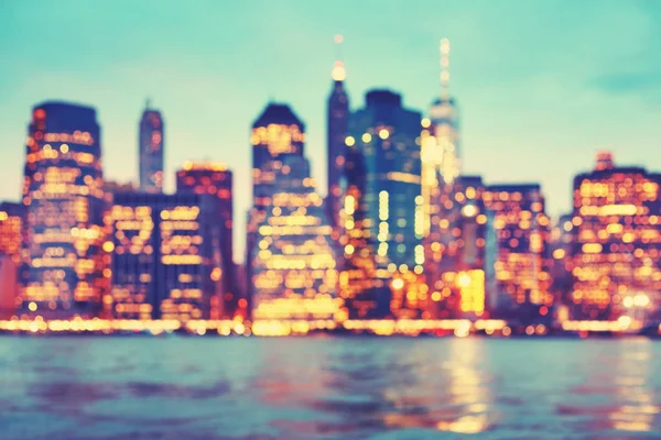 ぼやけているマンハッタンのビル群とニューヨーク、日没後の街路灯. — ストック写真