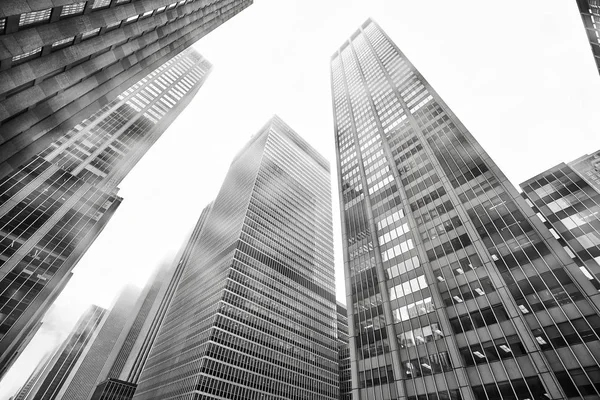 Grattacieli di Manhattan nella nebbia piovosa, NYC, USA . — Foto Stock