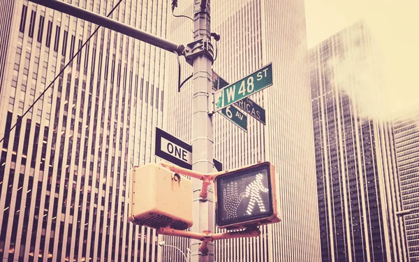 Señal de cruce estilizada retro y poste de señal de tráfico en Nueva York . —  Fotos de Stock