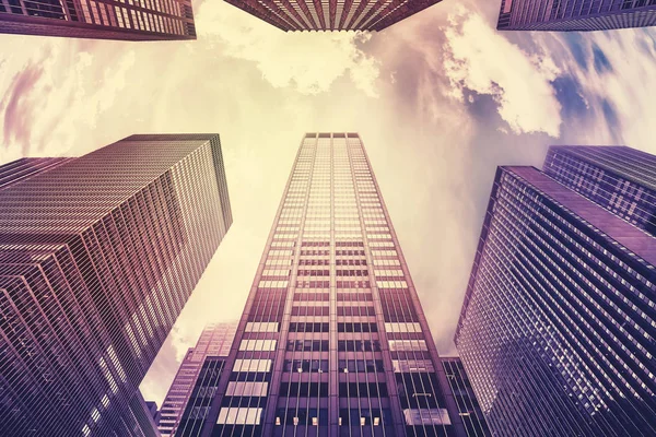 Foto tonificada en color de rascacielos de Manhattan al atardecer, Nueva York . — Foto de Stock