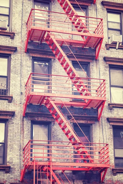 Edifício residencial escada de incêndio em Manhattan, Nova York, EUA . — Fotografia de Stock