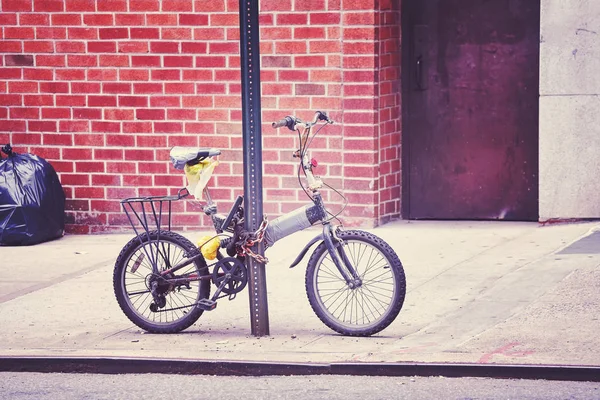 Una bicicleta vieja encerrada en un cartel en Chinatown, Nueva York, Estados Unidos . —  Fotos de Stock