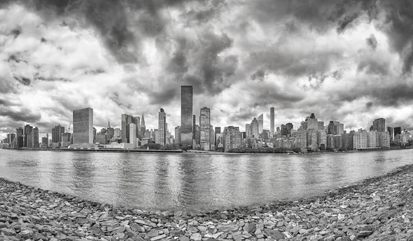 Panorama preto e branco de Manhattan, Nova Iorque, EUA . — Fotografia de Stock