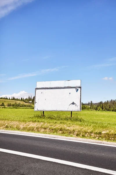 道路、テキスト用のスペースで空白の広告看板. — ストック写真