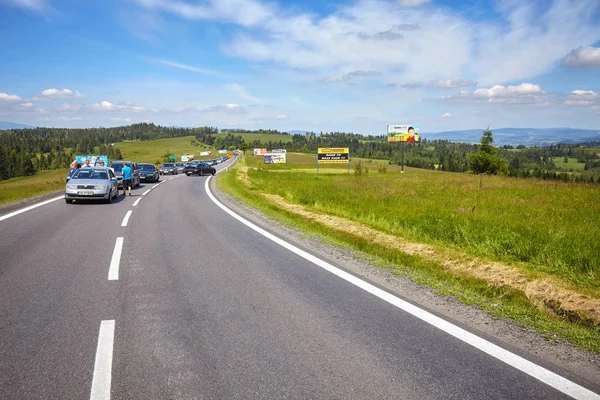 Trafikstockning på en väg till Tatrabergen. — Stockfoto