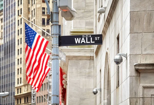 Wall Street jele az amerikai zászló a távolság, New York, Amerikai Egyesült Államok. — Stock Fotó