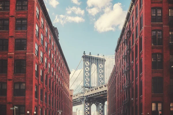 Manhattan Bridge vidět z Dumbo, New York City, Usa. — Stock fotografie