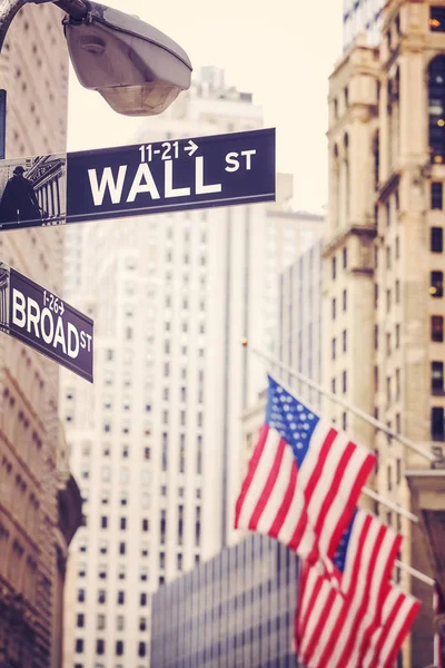 Amerikai zászló, a Balatontól VA Wall Street és a Broad Street jelek — Stock Fotó