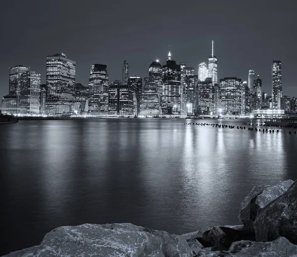 Imagen en blanco y negro del horizonte nocturno de la ciudad de Nueva York, Estados Unidos —  Fotos de Stock