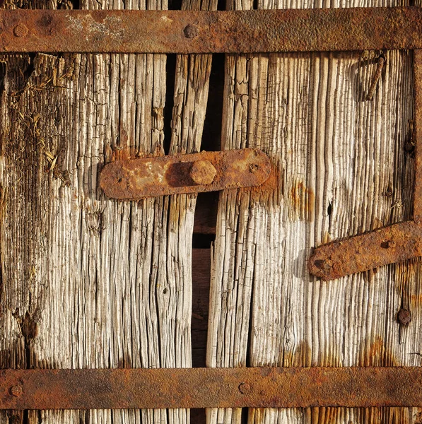 Stare drewniane drzwi z zardzewiałych elementów — Zdjęcie stockowe