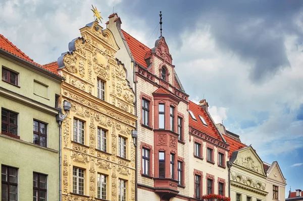 Fasader av gamla hus i gamla stan i Torun, Polen — Stockfoto