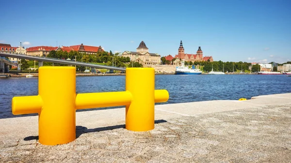 Yellow cleat at boulevard in Szczecin, Poland — Stock Photo, Image