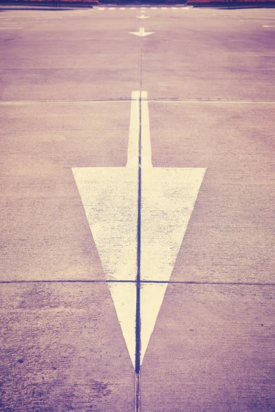 Arrow painted on street showing direction. — Stock Photo, Image