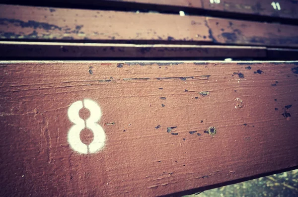 第八条在旧的木椅上画. — 图库照片
