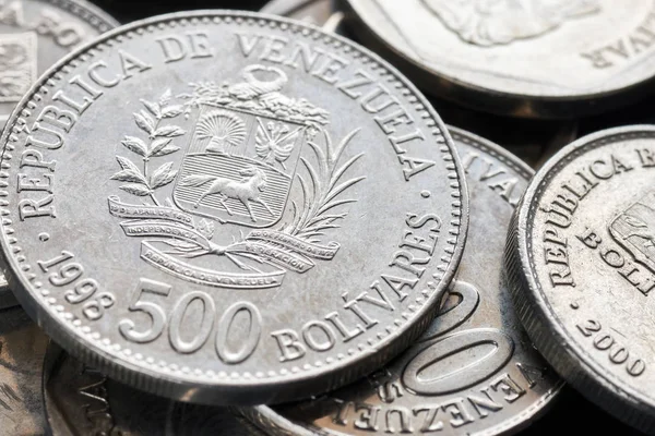 極端なクローズ アップ ベネズエラ ボリバルの古い硬貨の画像. — ストック写真