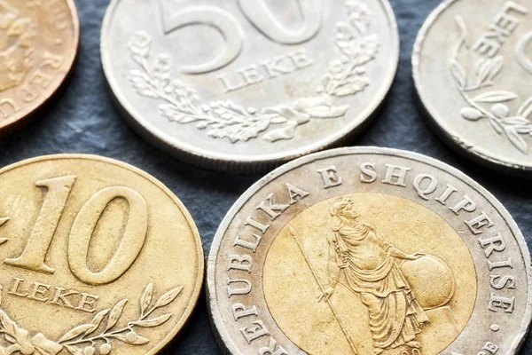 Foto ravvicinata delle monete albanesi lek . — Foto Stock
