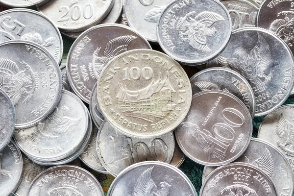 Image rapprochée des pièces de monnaie roupie indonésienne . — Photo
