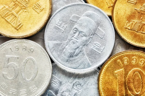 Extrem nära upp bild av sydkoreanska vann mynt. — Stockfoto