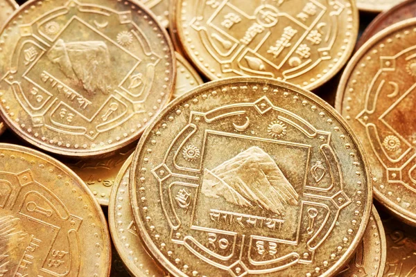 Nahaufnahme der nepalesischen Rupie-Münzen. — Stockfoto