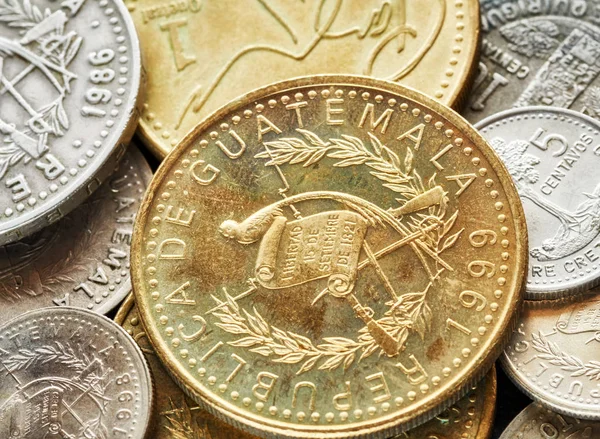 極端なクローズ アップ グアテマラ ケツァルの硬貨の画像. — ストック写真