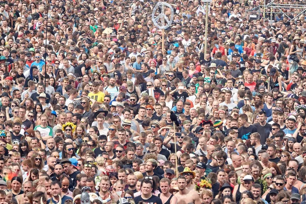 Kerumunan di 23rd Woodstock Festival upacara pembukaan Polandia . — Stok Foto