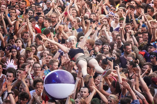 Människor att ha kul på en konsert på Polens 23 Woodstock Festival. — Stockfoto