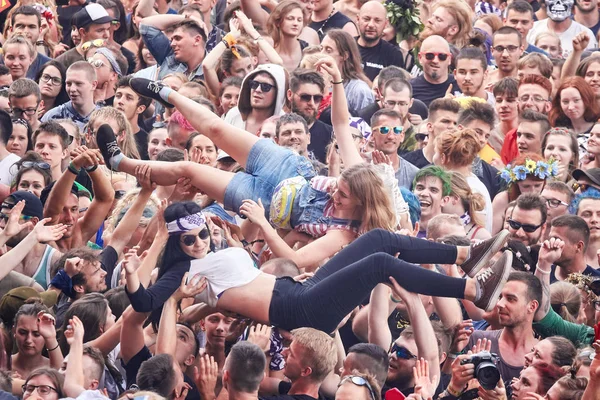 Mensen plezier tijdens een concert op de 23e Woodstock Festival Polen. — Stockfoto