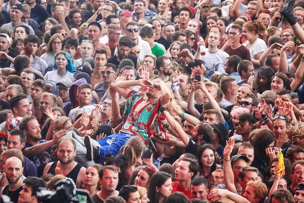 Människor att ha kul på en konsert på Polens 23 Woodstock Festival. — Stockfoto