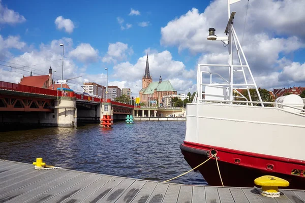 Brzegu rzeki Odry w Miasto Szczecin, Polska — Zdjęcie stockowe