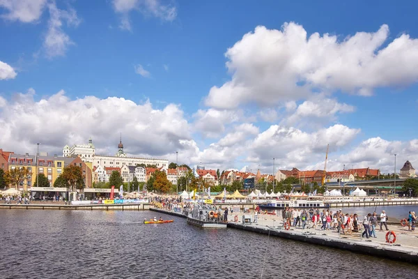 Odwiedzający krzyż Odry z wojskowych floating bridge podczas finału The Tall 2017 wyścigach statków. — Zdjęcie stockowe