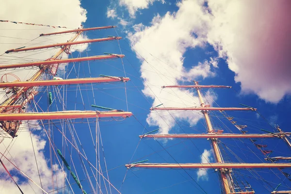 Vintage tonificado mástiles de barcos de vela, mirando hacia arriba perspectiva — Foto de Stock
