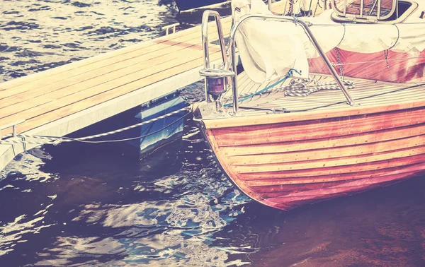 Vintage tonificado de perto imagem de um velho barco à vela de madeira — Fotografia de Stock