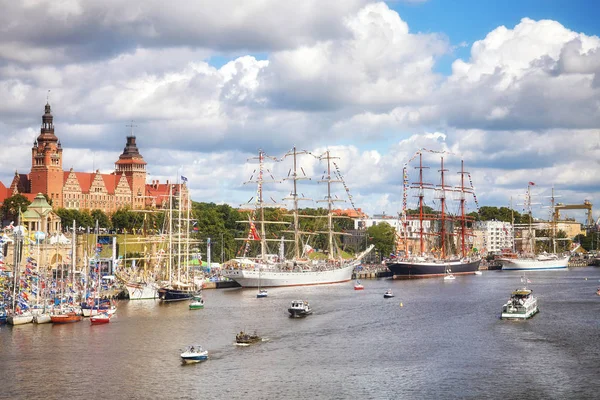 Sailing vessels anchored at Chrobry Embankment during Final of The Tall Ships Races 2017. — Stock Photo, Image