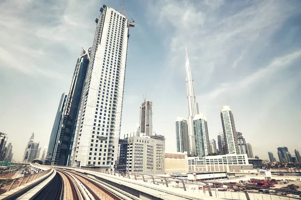 Retro kleur gestemde brede hoekmening van de skyline van Dubai, Verenigde Arabische Emiraten. — Stockfoto