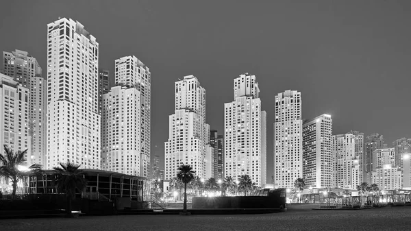 Foto em preto e branco do Dubai à noite, Emirados Árabes Unidos . — Fotografia de Stock